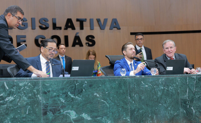 Deputados aprovam em definitivo projeto que beneficia taxistas