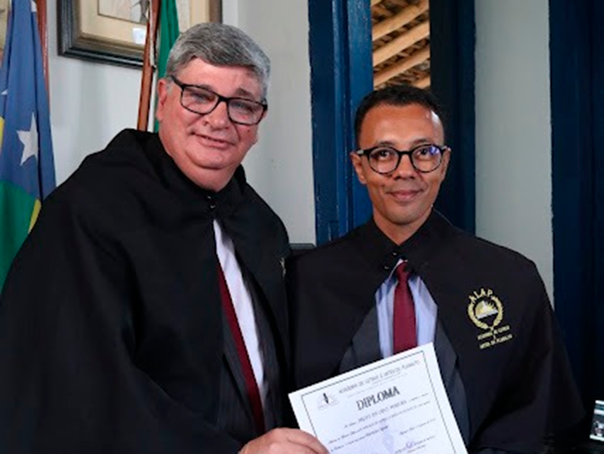 Jornalista Arley da Cruz toma posse na Academia de Letras e Artes do Planalto