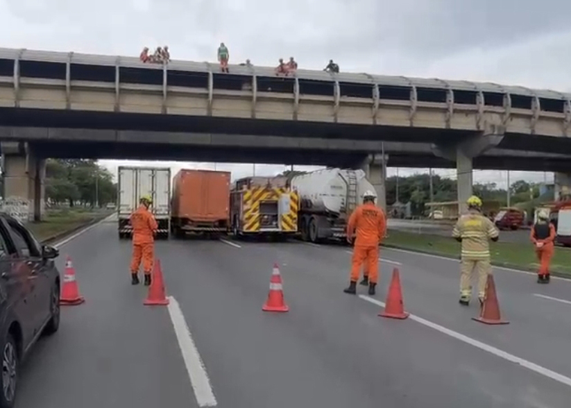 Força de segurança salvam pessoa que ameaçava pular de viaduto na EPIA, ao lado do ParkShopping