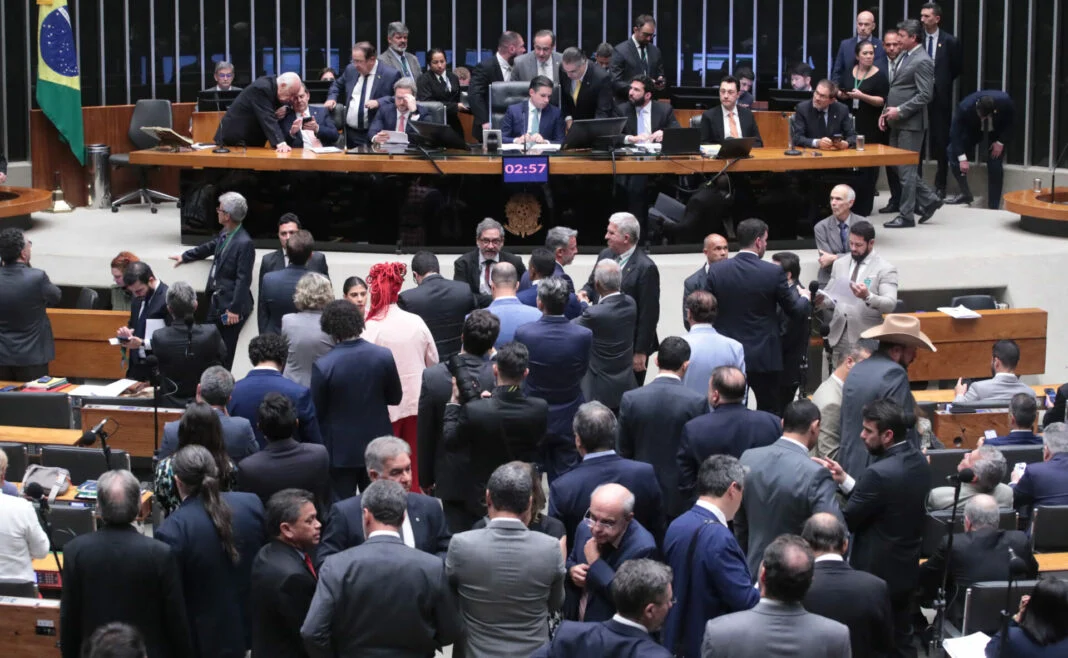 Câmara aprova projeto que reduz penas dos condenados pelo 8/1 e pode beneficiar Bolsonaro