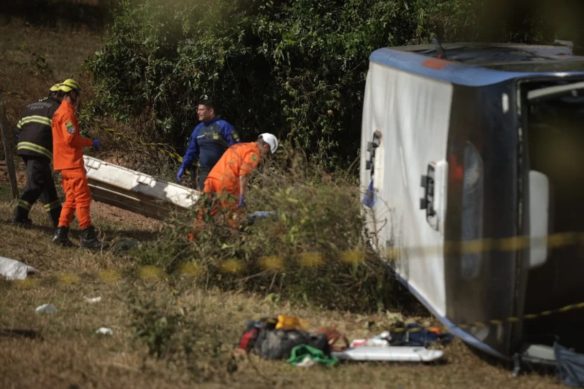 Cinco morrem e mais de 30 ficam feridos em grave acidente entre carreta, ônibus e carros na GO-010