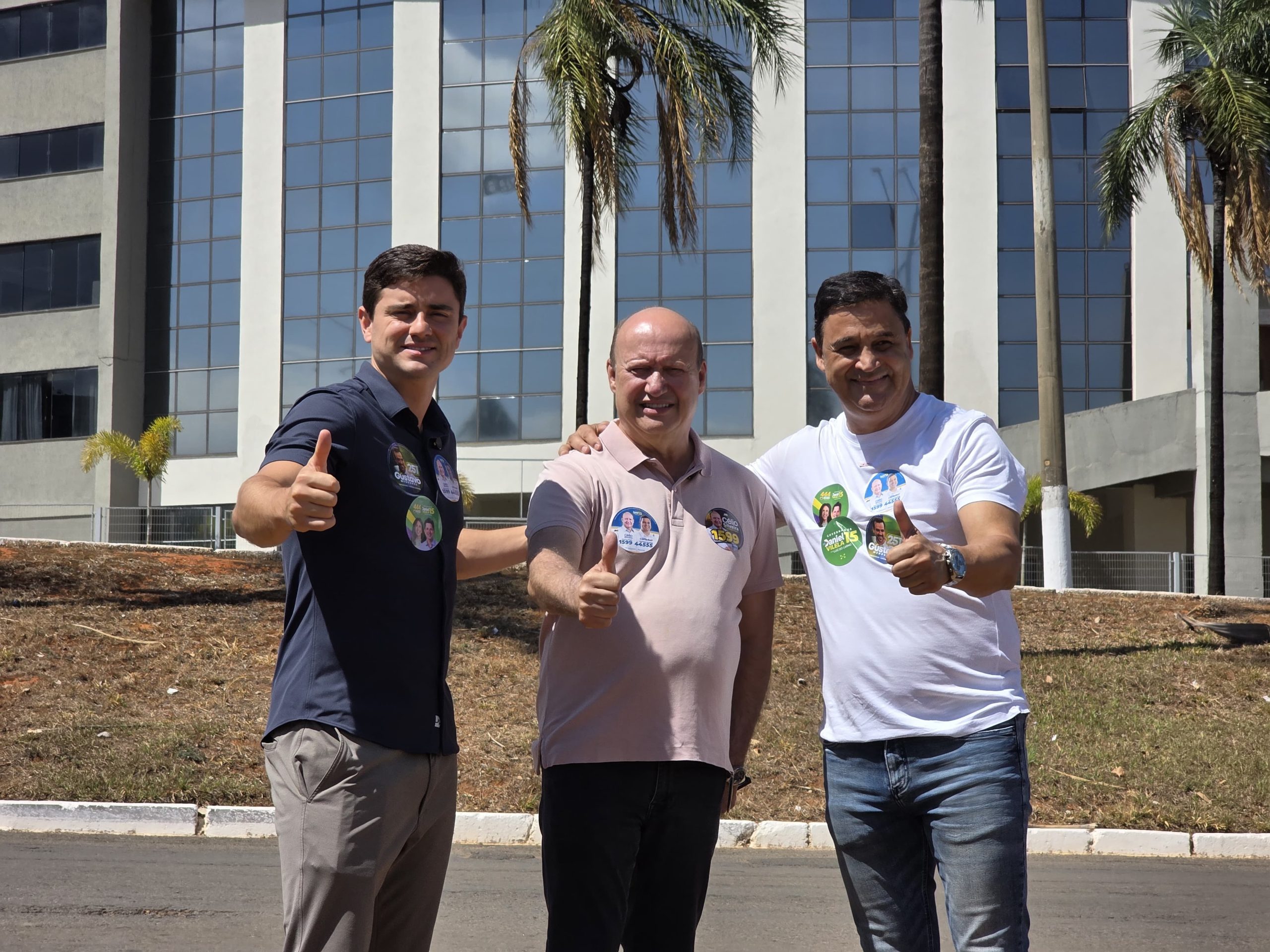 Célio e Cambão fazem caminhada pela Avenida Alfredo Nasser